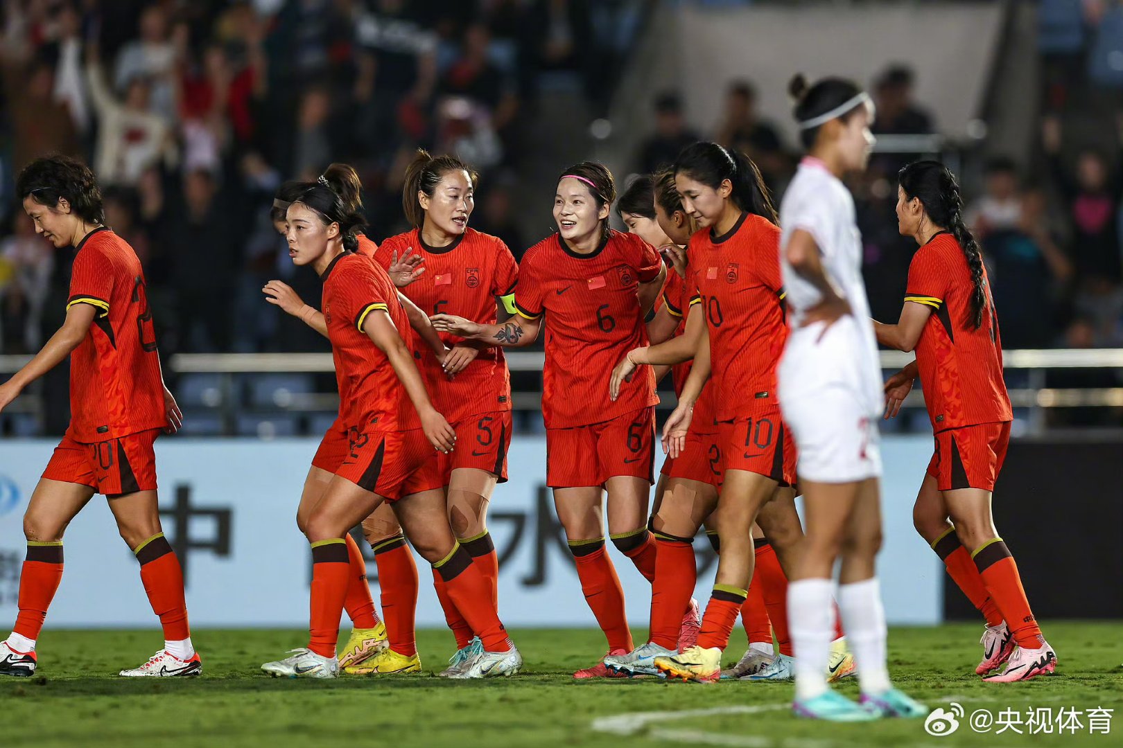 在女足比赛中,中国队以悬念胜出晋级八强 在女足比赛中,中国队以悬念胜出晋级八强