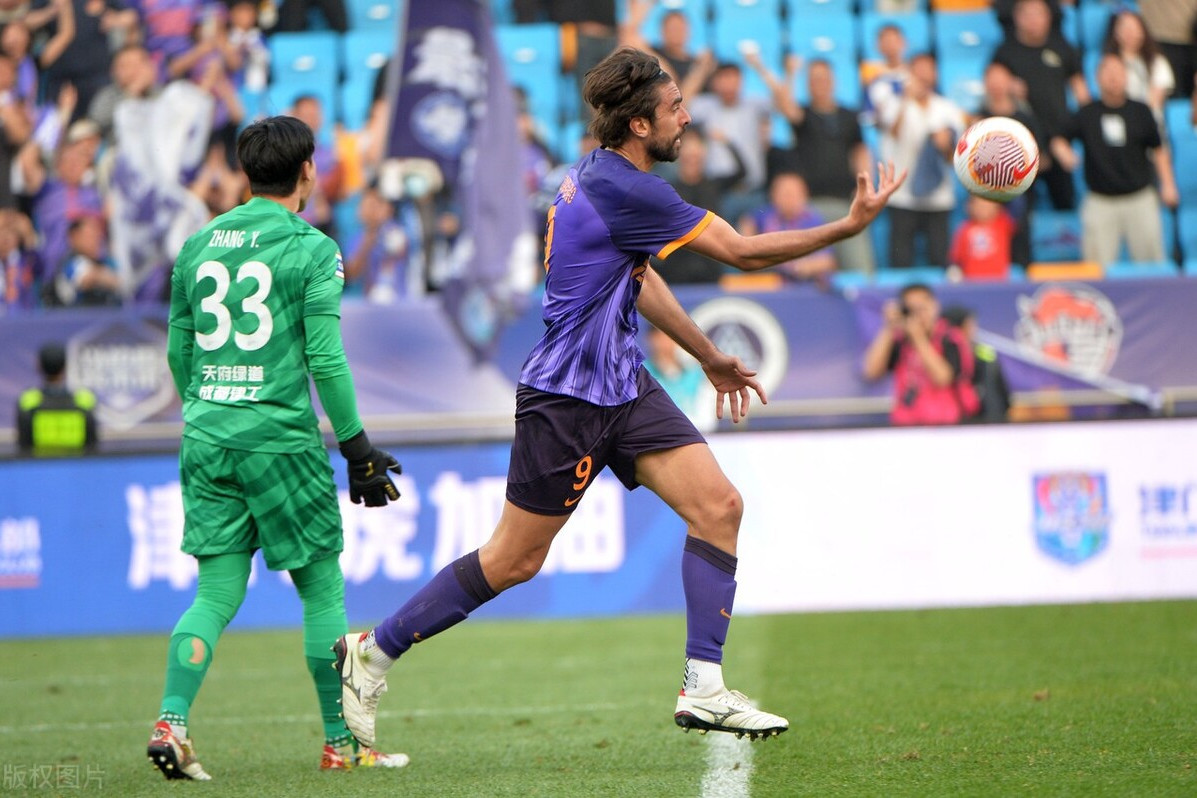 九游娱乐-包含足球技术分析大师为球员指点迷津，备战再升级的词条