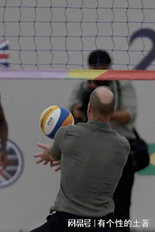 巴西选手在沙滩排球比赛中实现反超 巴西选手在沙滩排球比赛中实现反超