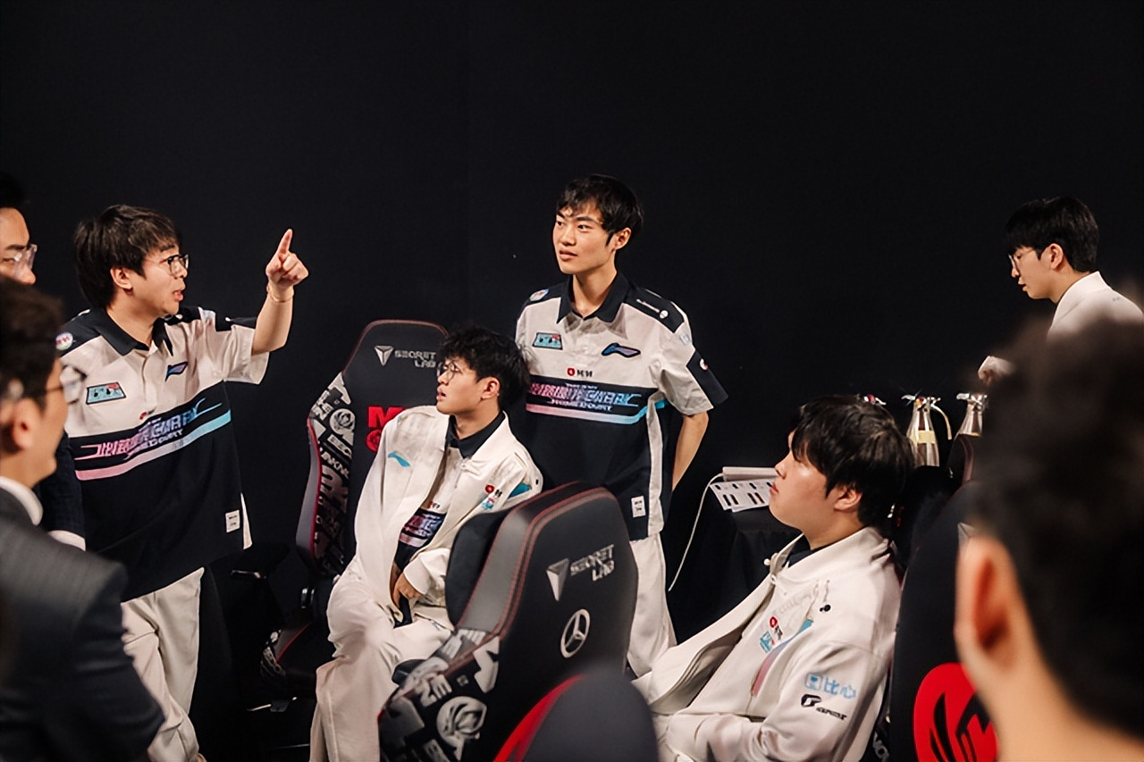 关于BLG完胜JDGaming，BDD三分雨点燃全场的信息