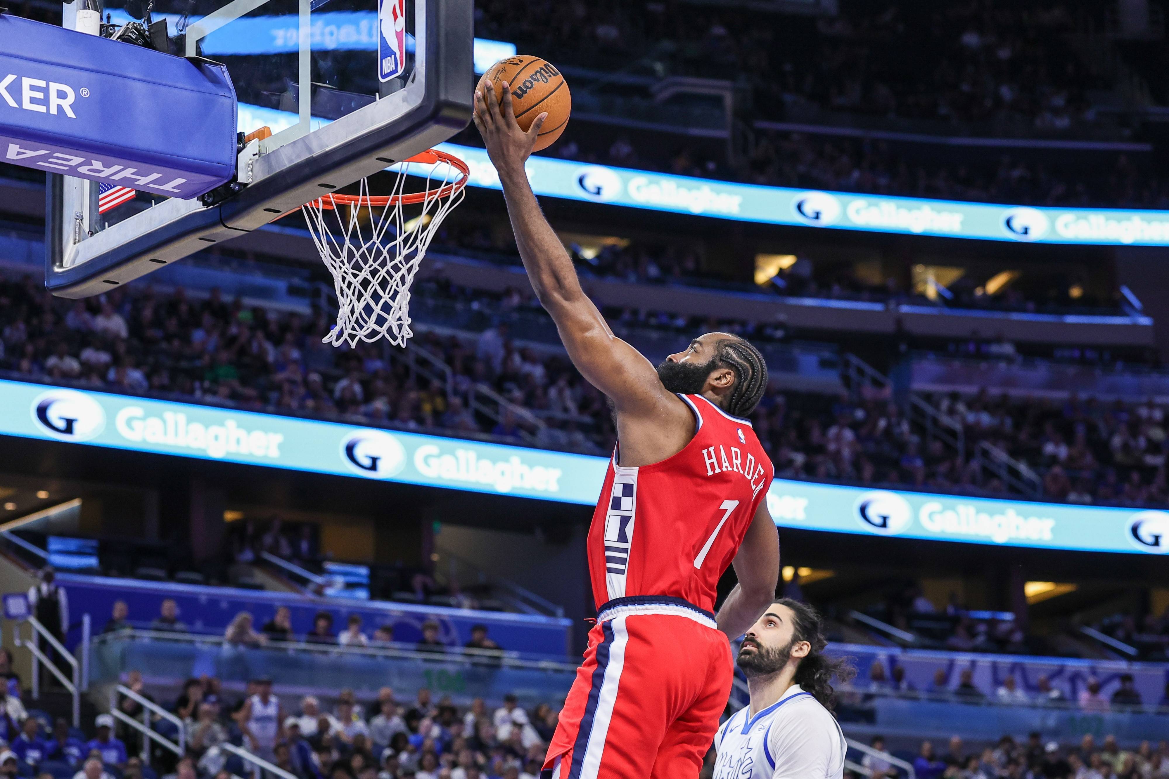 山东队险胜步行者，范弗利特带队取胜